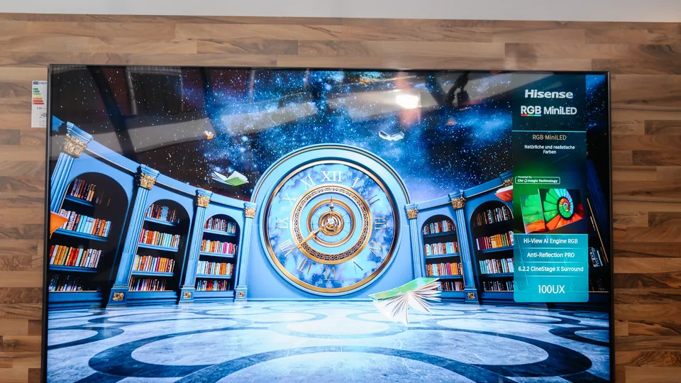 Fernseher bündig in eine Holzwand integriert